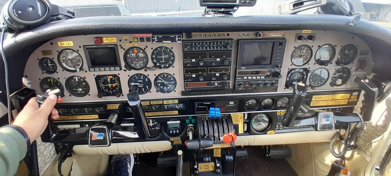 Cabina y panel del Piper Seneca II